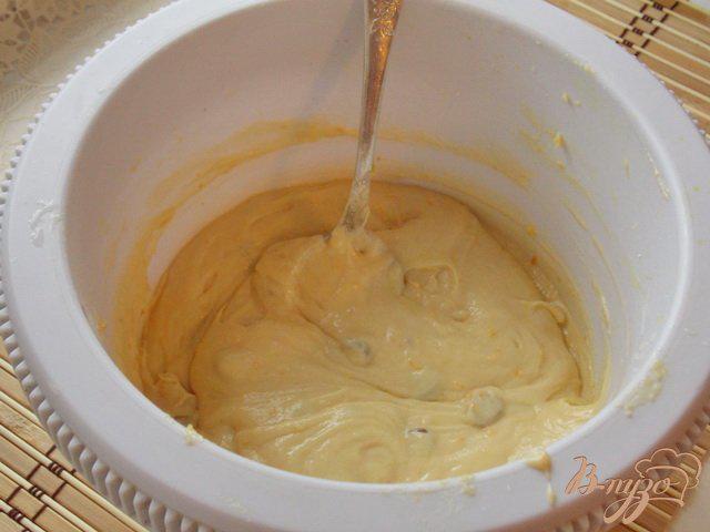 Фото приготовление рецепта: Апельсиновый кекс с изюмом шаг №5