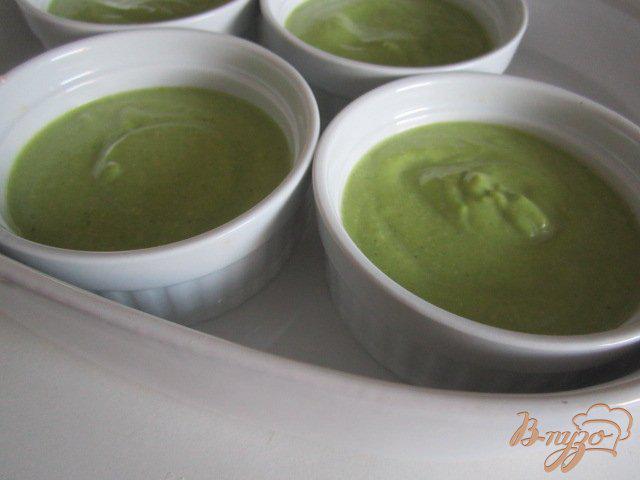 Фото приготовление рецепта: Нежный флан из брокколи с креветками шаг №6