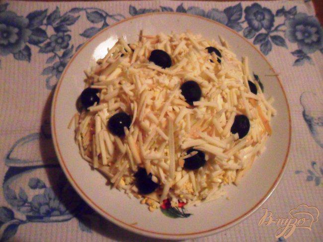 Фото приготовление рецепта: Салат из горбуши с копченым колбасным сыром шаг №4