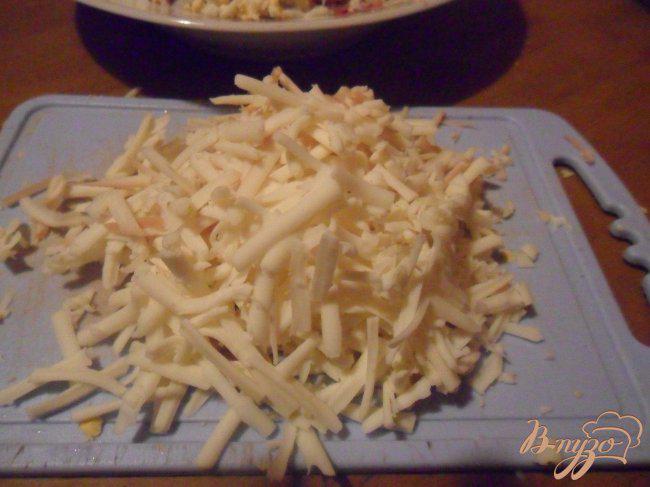 Фото приготовление рецепта: Салат из горбуши с копченым колбасным сыром шаг №3