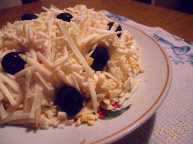 Фото приготовление рецепта: Салат из горбуши с копченым колбасным сыром шаг №5