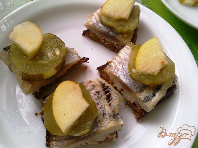 Фото приготовление рецепта: Бутербродики закусочные с сельдью шаг №7