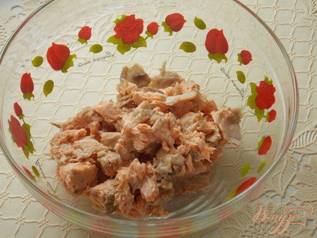 Фото приготовление рецепта: Салат с отварной семгой «Белое море» шаг №1
