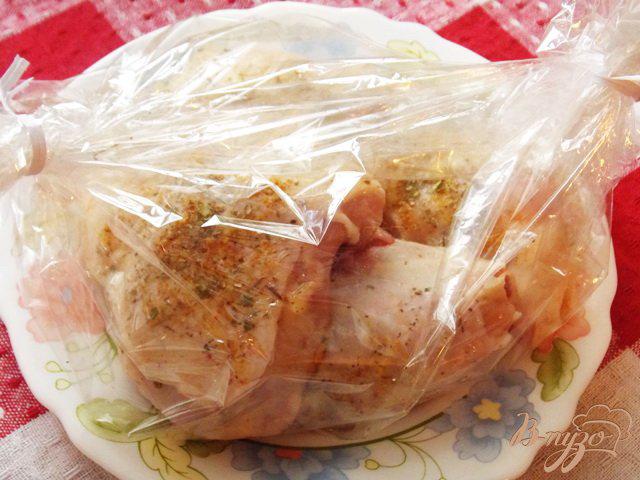 Фото приготовление рецепта: Курица в рукаве с чесночным соусом шаг №2