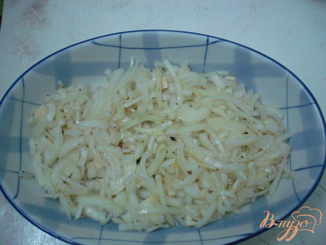 Фото приготовление рецепта: Пангасиус на луковой шубе. шаг №1