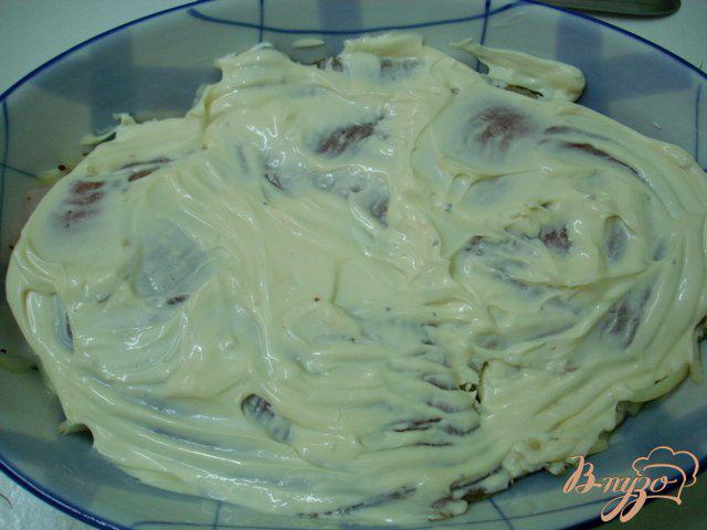 Фото приготовление рецепта: Пангасиус на луковой шубе. шаг №3