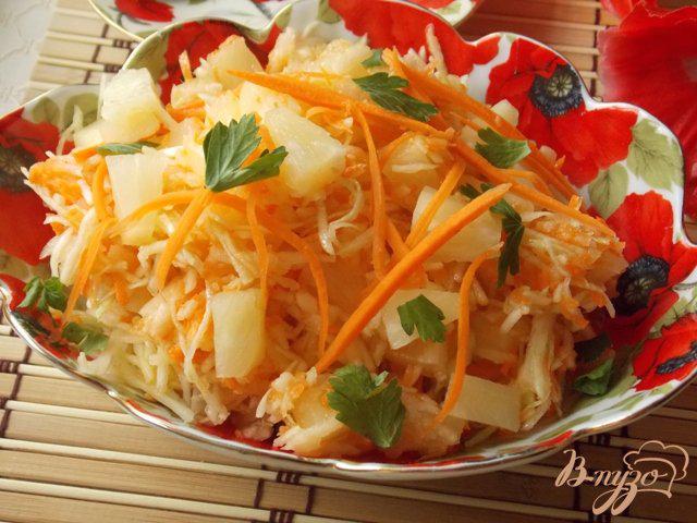 Фото приготовление рецепта: Салат из капусты, яблок и ананасов шаг №6