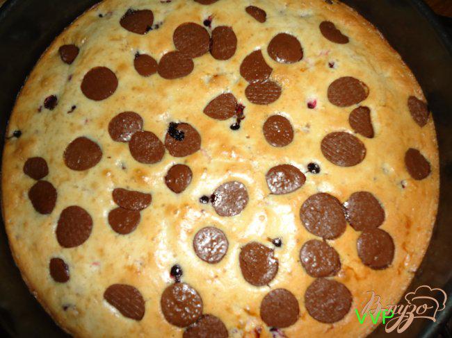 Фото приготовление рецепта: Пирог шоколадно-ягодный с орехами и меренгой шаг №5
