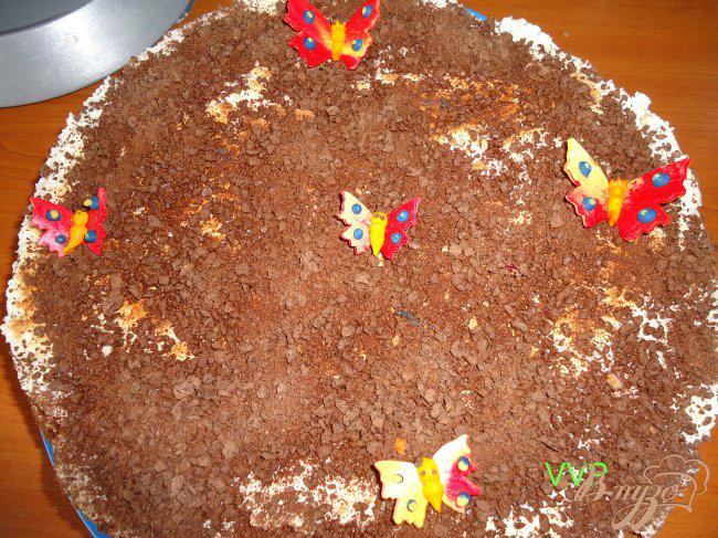 Фото приготовление рецепта: Пирог шоколадно-ягодный с орехами и меренгой шаг №7