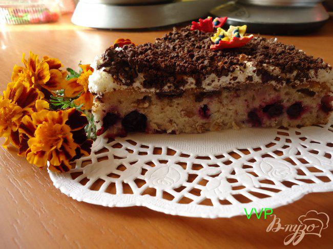 Фото приготовление рецепта: Пирог шоколадно-ягодный с орехами и меренгой шаг №8