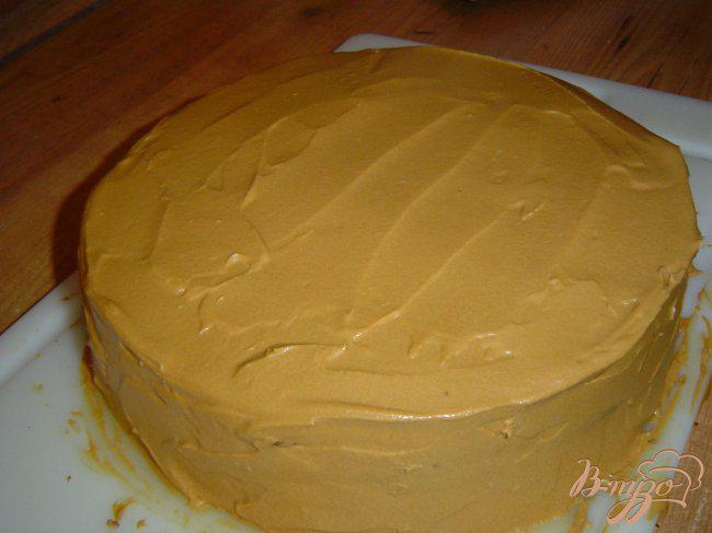 Фото приготовление рецепта: Торт с шоколадным кремом и пралине шаг №7