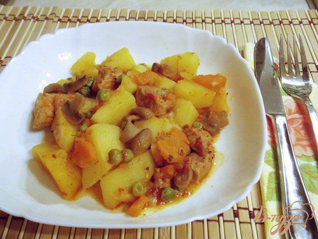 Фото приготовление рецепта: Мясное рагу с картофелем и зеленым горошком по-тирольски шаг №8