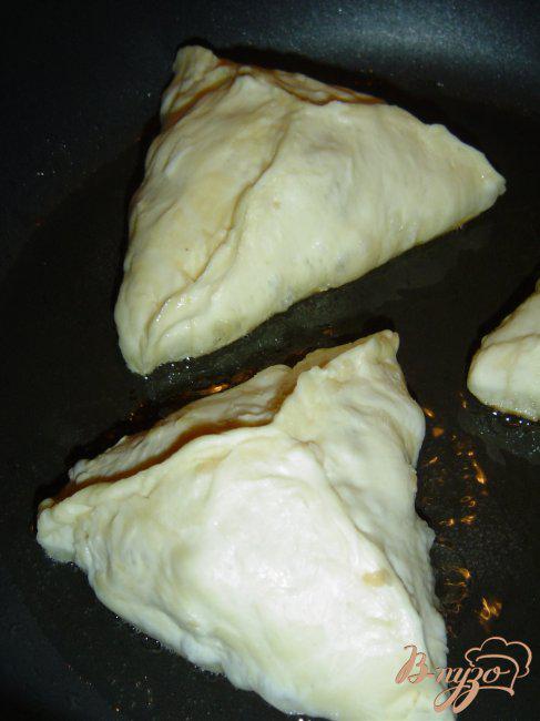 Фото приготовление рецепта: Пирожки с яблоками и изюмом на сковороде шаг №7
