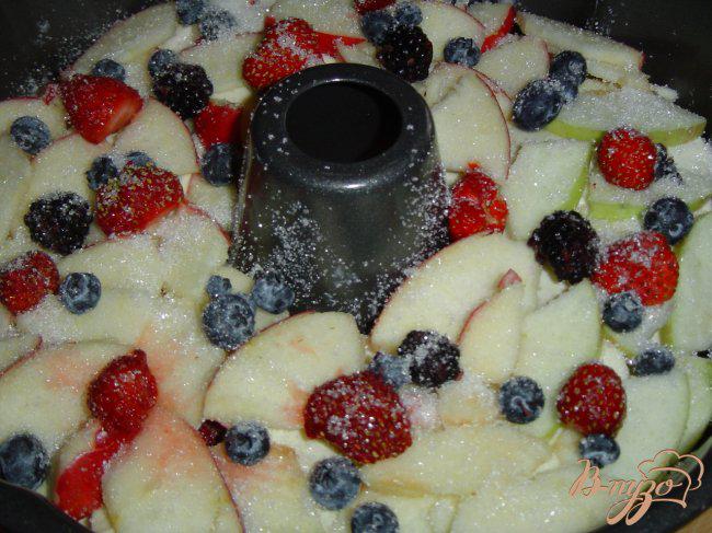 Фото приготовление рецепта: Яблочно-ягодный пирог-десерт с заливкой шаг №3