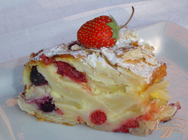 Фото приготовление рецепта: Яблочно-ягодный пирог-десерт с заливкой шаг №7