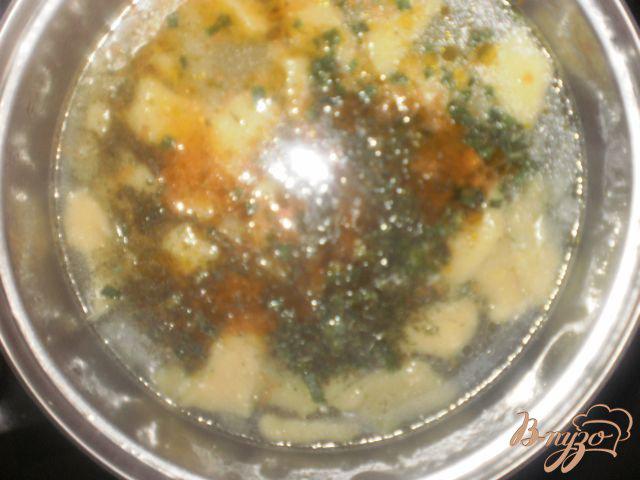 Фото приготовление рецепта: Сырный суп с клецками шаг №8