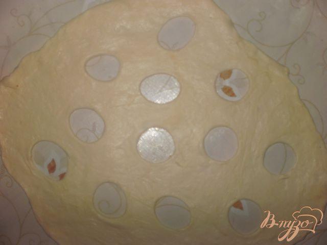 Фото приготовление рецепта: Пирог с яйцом, ветчиной и сыром шаг №5