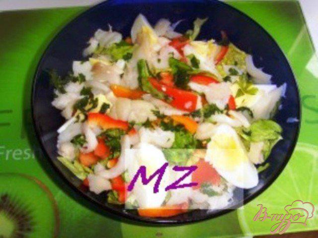 Фото приготовление рецепта: Салат с копченой рыбой и овощами шаг №3