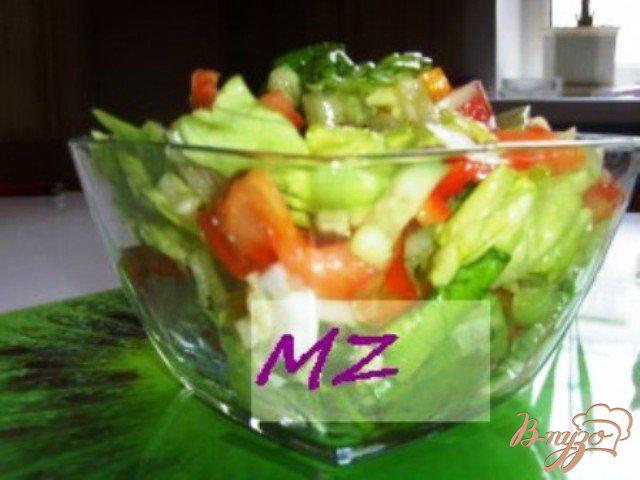 Фото приготовление рецепта: Салат с копченой рыбой и овощами шаг №4