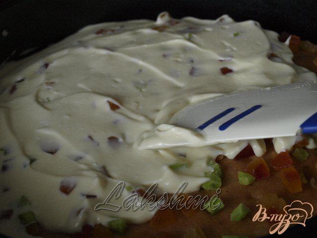 Фото приготовление рецепта: Бисквитный торт с нектаринами и киви шаг №4