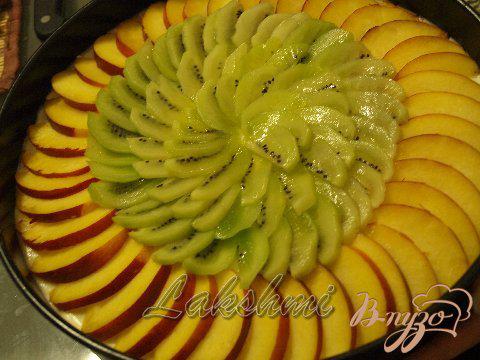 Фото приготовление рецепта: Бисквитный торт с нектаринами и киви шаг №6