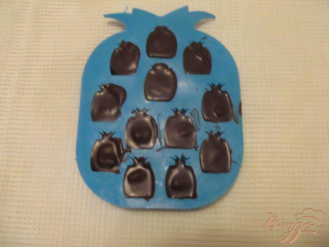 Фото приготовление рецепта: Шоколадные конфеты с черносливом шаг №6