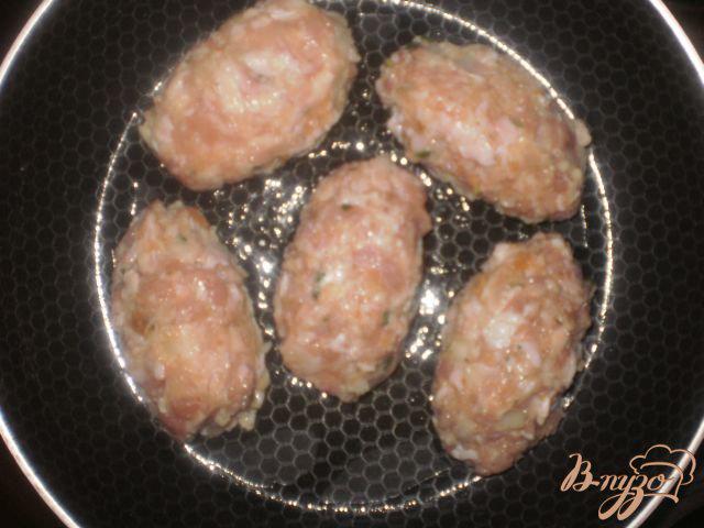 Фото приготовление рецепта: Куриные котлеты с начинкой из сыра шаг №4