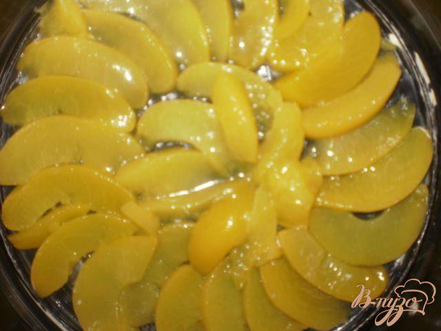 Фото приготовление рецепта: Персиковый пирог перевертыш шаг №6