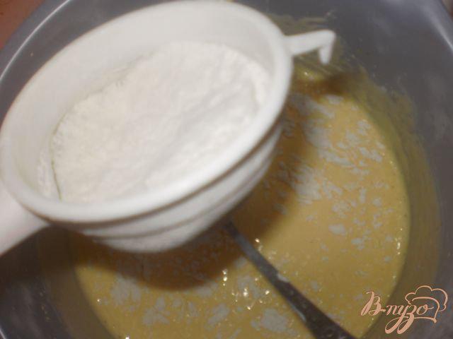 Фото приготовление рецепта: Персиковый пирог перевертыш шаг №4