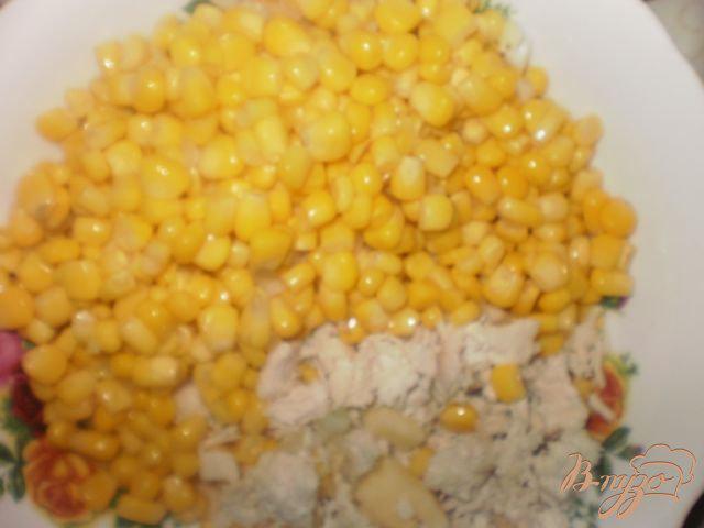 Фото приготовление рецепта: Салат из курицы и кукурузы шаг №3