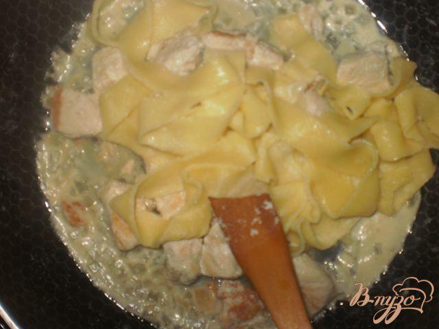 Фото приготовление рецепта: Феттуччине  в сливочном соусе с мясом шаг №6