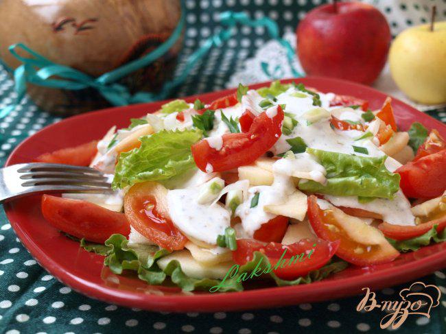 Фото приготовление рецепта: Салат с яблоками и помидорами с горчичной заправкой шаг №4