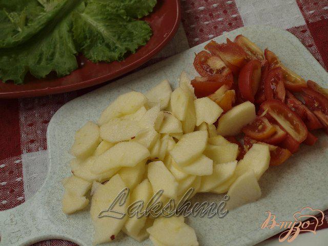 Фото приготовление рецепта: Салат с яблоками и помидорами с горчичной заправкой шаг №2