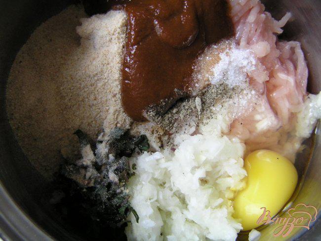 Фото приготовление рецепта: Тефтели из индейки с базиликом и мятой в сливочном соусе шаг №1