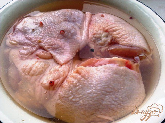 Фото приготовление рецепта: Куриные бедрышки в соусе шаг №3