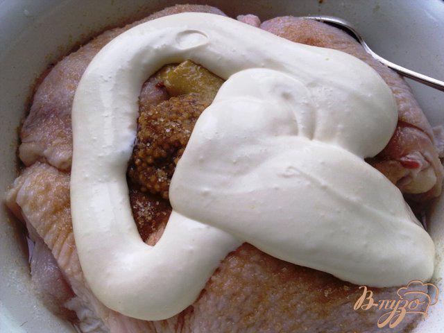 Фото приготовление рецепта: Куриные бедрышки в соусе шаг №7