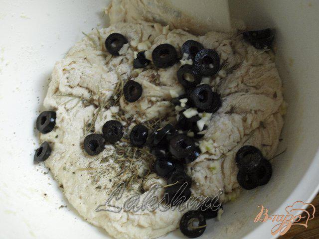 Фото приготовление рецепта: Фокачча с пряными травами и маслинами шаг №2
