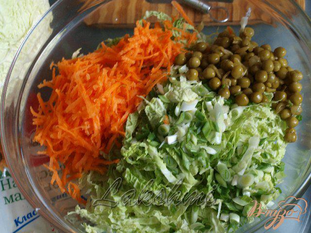 Фото приготовление рецепта: Салат с савойской капустой,морковью и горошком шаг №3