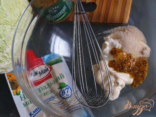 Фото приготовление рецепта: Салат с савойской капустой,морковью и горошком шаг №2