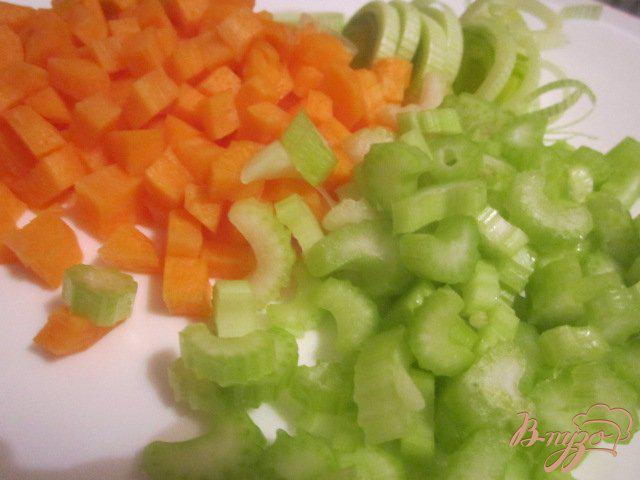 Фото приготовление рецепта: Суп с сырными клецками и креветками шаг №1
