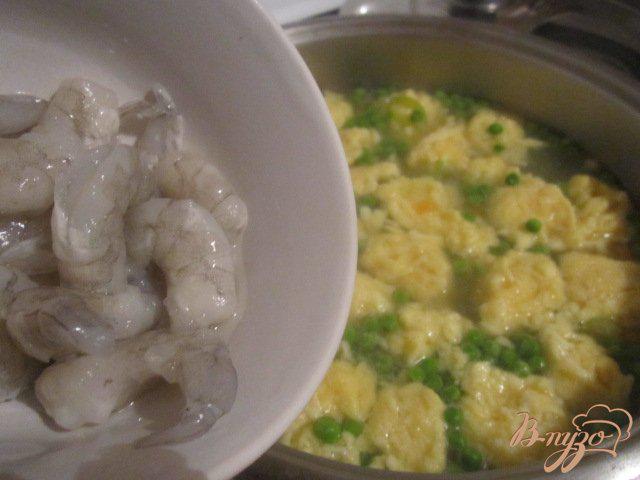 Фото приготовление рецепта: Суп с сырными клецками и креветками шаг №5