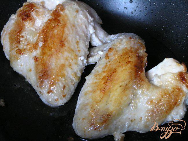Фото приготовление рецепта: Крылышки в чесночно-сметанном маринаде шаг №3