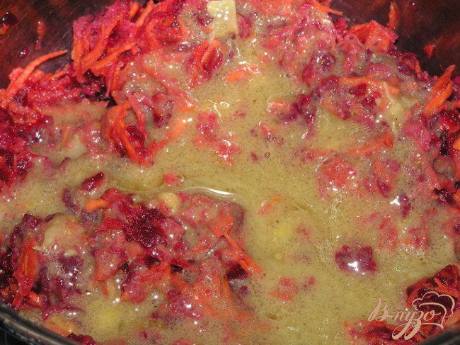 Фото приготовление рецепта: Салат из свеклы с морковью и кориандром шаг №4
