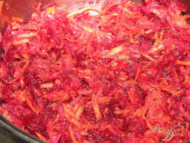 Фото приготовление рецепта: Салат из свеклы с морковью и кориандром шаг №2