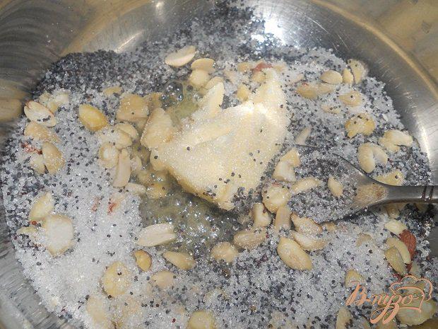 Фото приготовление рецепта: Булочки с маком и орехами в карамели шаг №4