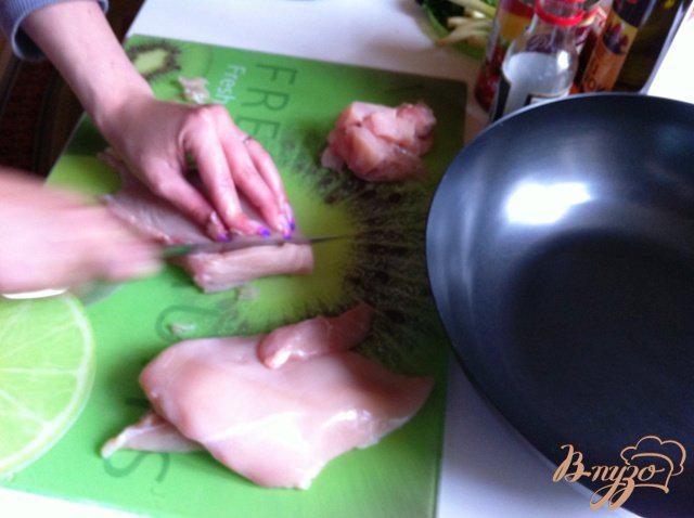 Фото приготовление рецепта: Куриное филе с тайским соусом и рисом шаг №2