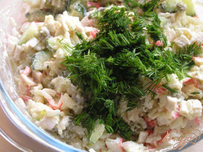 Фото приготовление рецепта: Салат с крабовыми палочками, рисом и зеленым горошком шаг №5