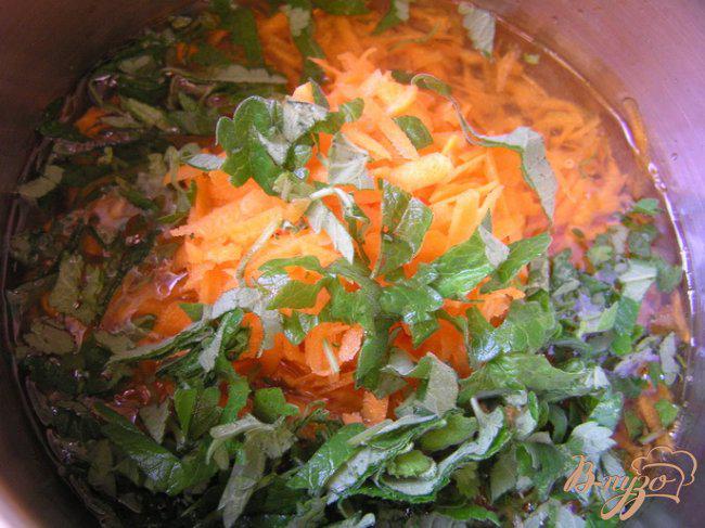 Фото приготовление рецепта: Мятный морковный пирог с грецкими орехами шаг №1