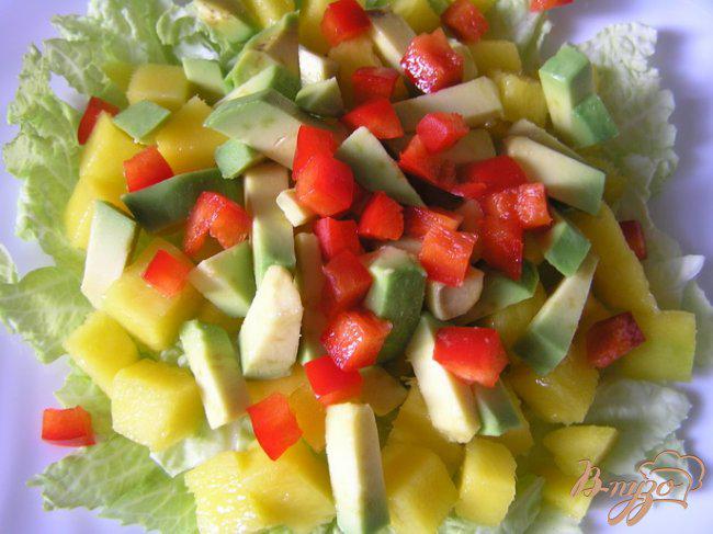 Фото приготовление рецепта: Салат с манго и авокадо в пикантной заправке шаг №4