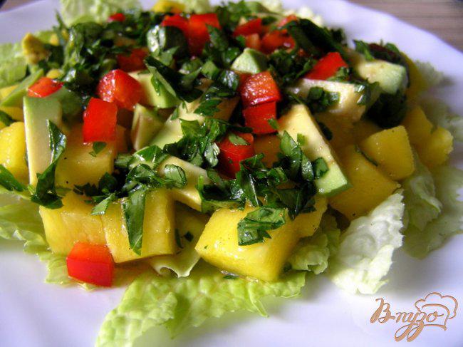 Фото приготовление рецепта: Салат с манго и авокадо в пикантной заправке шаг №5